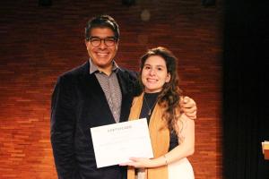 Professor Deivid Gaia recebe seu certificado de participação