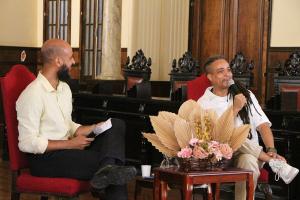 Whiverson Reis, arte educador do Museu da Justiça, e o convidado Jef Rodriguez