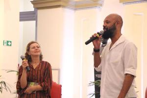 A escritora Andreia Borges e o coordenador do programa Troca de Livros, Ton Oliveira