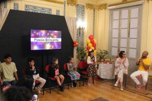 As crianças convidadas, Siléa Macieira, diretora do Museu da Justiça, e Ton Oliveirta, coordenador do programa Troca de Livros