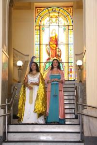 Deusas Maat e Themis, interpretadas por Bárbara Vila Nova e Dulce Penna