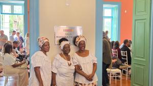 No meio: Maria de Fátima da Silveira Santos – conhecida como Mestra Fatinha do Jongo