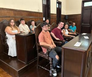 Jovens do Instituto Teatro Novo