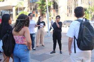 A historiadora Tayná Louise de Maria faz o guiamento da Visita “Ao Redor da Justiça”