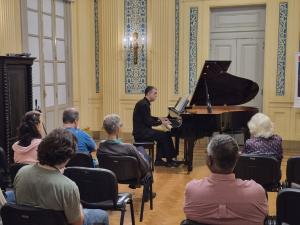Leandro Turano, pianista, se apresenta no Música no Museu