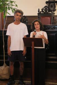 O artista Marcelo e a curadora Renata