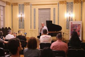 Música no Museu recebe o pianista Rodrigo Derzie
