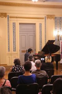 Música no Museu recebe o pianista Rodrigo Derzie