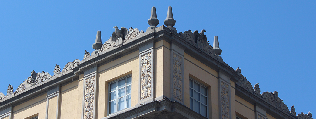 Fotografia da fachada lateral do Antigo Palácio da Justiça.