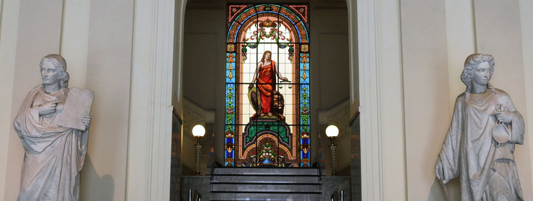 Fotografia do hall de entrada do Museu da Justiça do Rio de Janeiro.