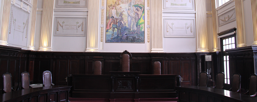 Fotografia do Tribunal Pleno do antigo Palácio da Justiça do Rio de Janeiro.