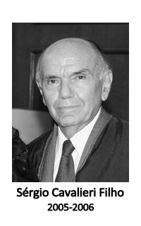 Retrato em preto e branco do desembargador Sérgio Cavalieri Filho. Clique na imagem para acessar a biografia.