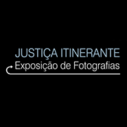 Imagem com a frase, Justiça Itinerante: Exposição de Fotografias, sob fundo preto.