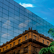 Fotografia da fachada do Museu da Justiça refletida na fachada espelhada do prédio da Lâmina III
