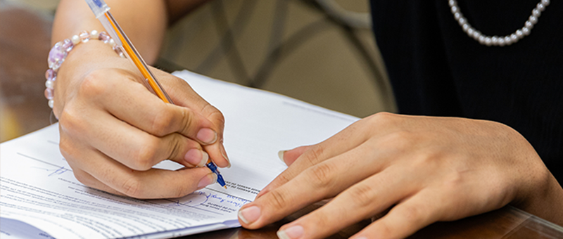 Adolescente registra sua opção pela requalificação civil com apoio dos pais durante mutirão realizado nesta sexta-feira 