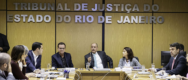 Presidente do TJRJ, desembargador Ricardo Couto de Castro (ao centro), participa de reunião ao lado do prefeito do Rio, Eduardo Paes, e desembargadora Daniela Brandão Ferreira, presidente da Cevij