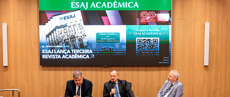 mesa da solenidade composta, da esquerda para a direita, pelo corregedor desembargador Cláudio Brandão, pelo presidente do TJ, desembargador Ricardo Couto e pelo presidente do Conselho consultivo da Esaj, desembargador Sérgio Varella