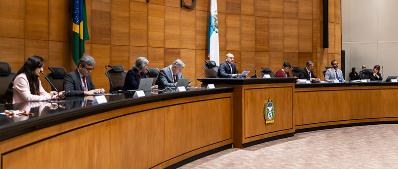Foto do Tribunal Pleno do TJRJ. O presidente do TJRJ e governador em exercício do Rio de Janeiro, Ricardo Couto de Castro (no assento elevado), discursa durante a cerimônia de abertura da 27ª reunião da CAC