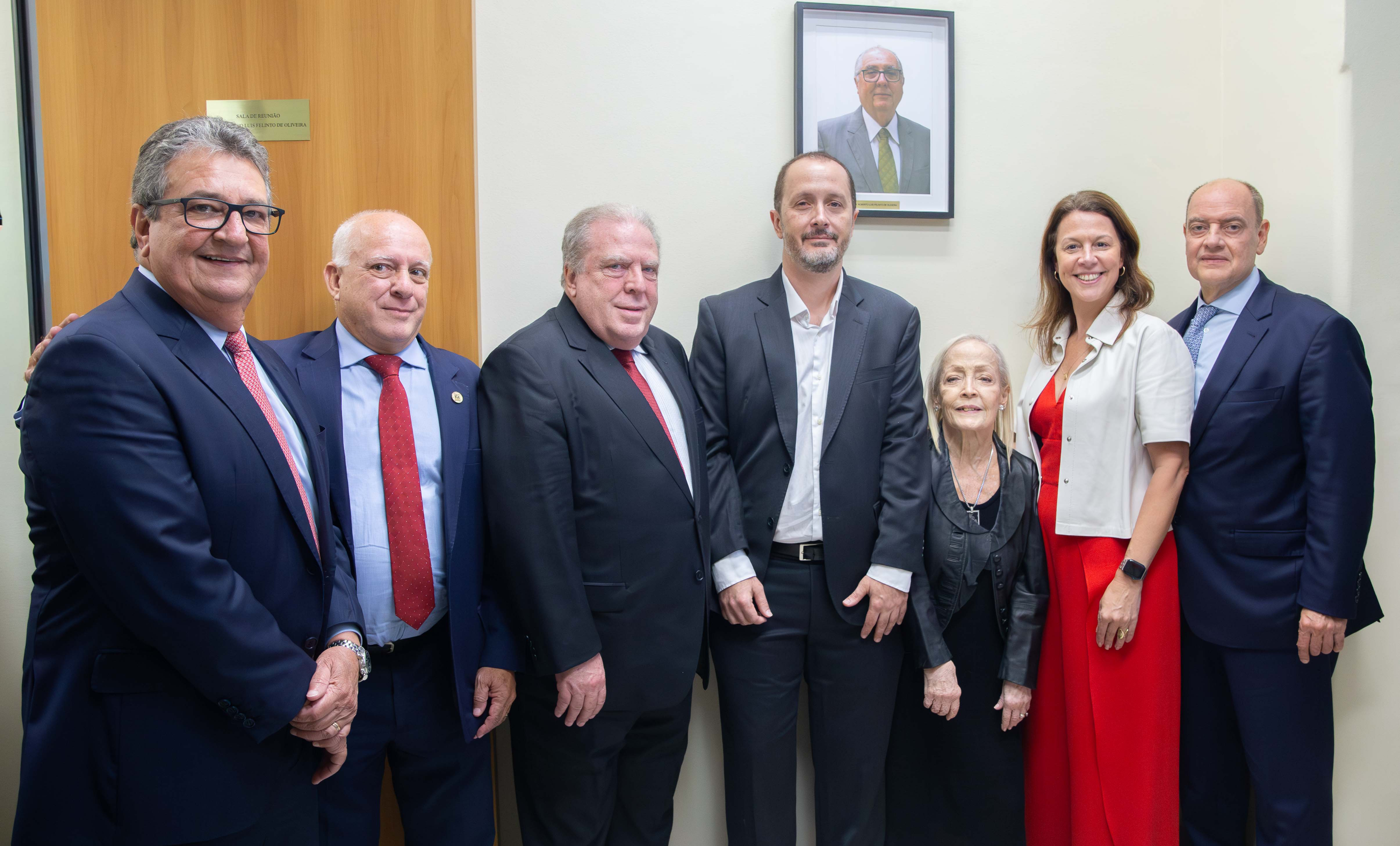 Da esquerda para a direita: os desembargadores Antônio Siqueira, Claúdio dell'Orto e Fernando Cabral; Roberto e Márcia Imbuzeiro de Oliveira; a presidente da Amaerj, Eunice Haddad; e o presidente do TJRJ, Ricardo Couto de Castro&nbsp;