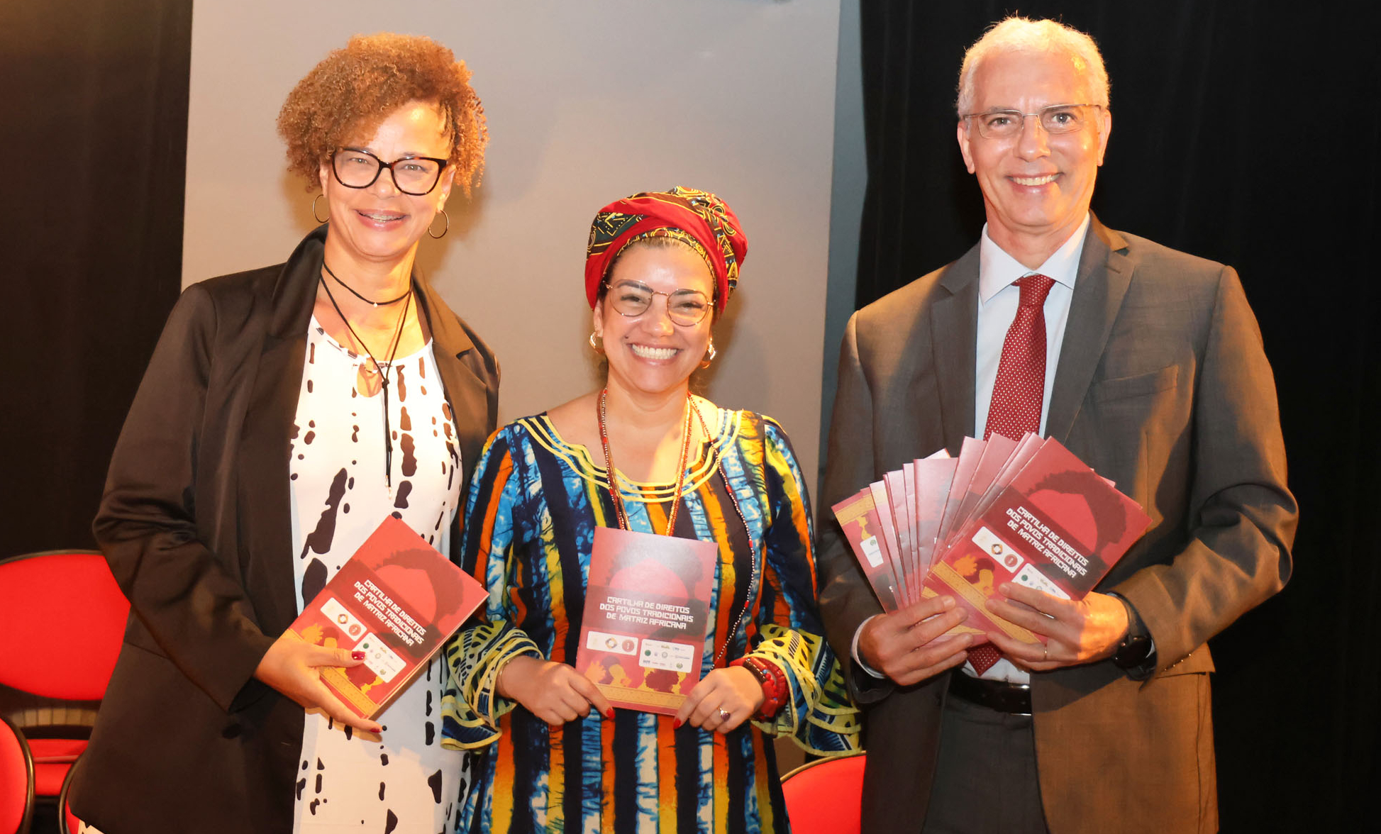 Da esquerda para a direita: a juíza Leidejane Chiesa, a idealizadora da cartilha Arethuza Dória e o desembargador Wagner Cinelli   posam com exemplares da nova tiragem de 'Direitos dos Povos Tradicionais de Matriz Africana'