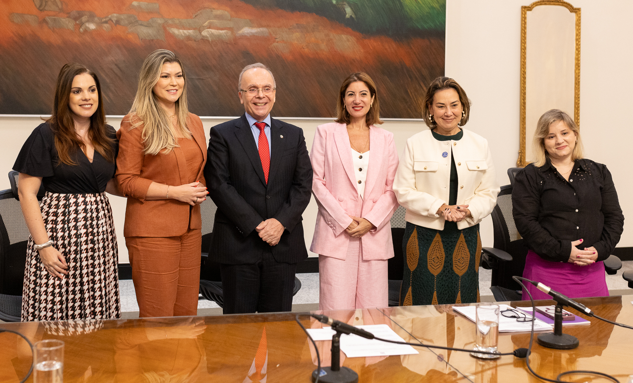 Da esquerda para direita: Beatriz Accioly, coordenadora de Parcerias do Instituto Avon; Analine Castro, primeira-dama do Estado;  des. Ricardo Rodrigues Cardozo, presidente do TJRJ; des. Adriana Ramos de Mello, coordenadora Estadual da Mulher em Situação de Violência Doméstica e Familiar; Heloisa Helena de Alencar, secretária de Estado da Mulher; e Olivia Leal David Magrani França, coordenadora do Programa Acolhe no Instituto para o Desenvolvimento Sustentável