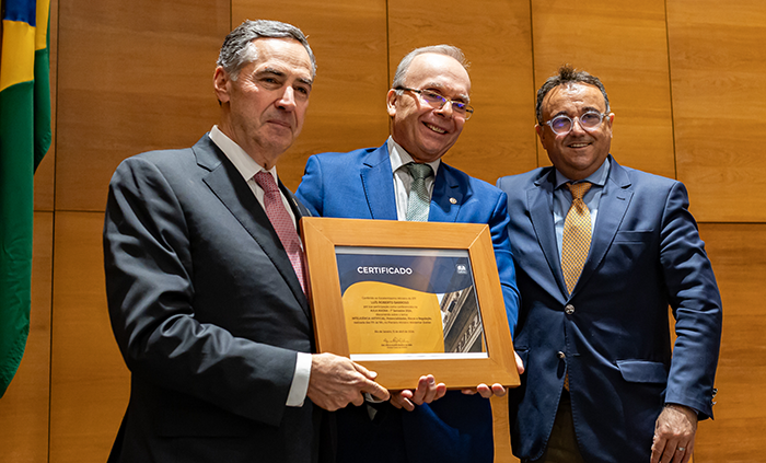 O ministro Luís Roberto Barroso recebeu das mãos do  presidente do TJRJ, desembargador Ricardo Rodrigues Cardozo, e do diretor-geral da Emerj, desembargador Marco Aurélio Bezerra de Melo, o certificado de palestrante da Aula Magna 