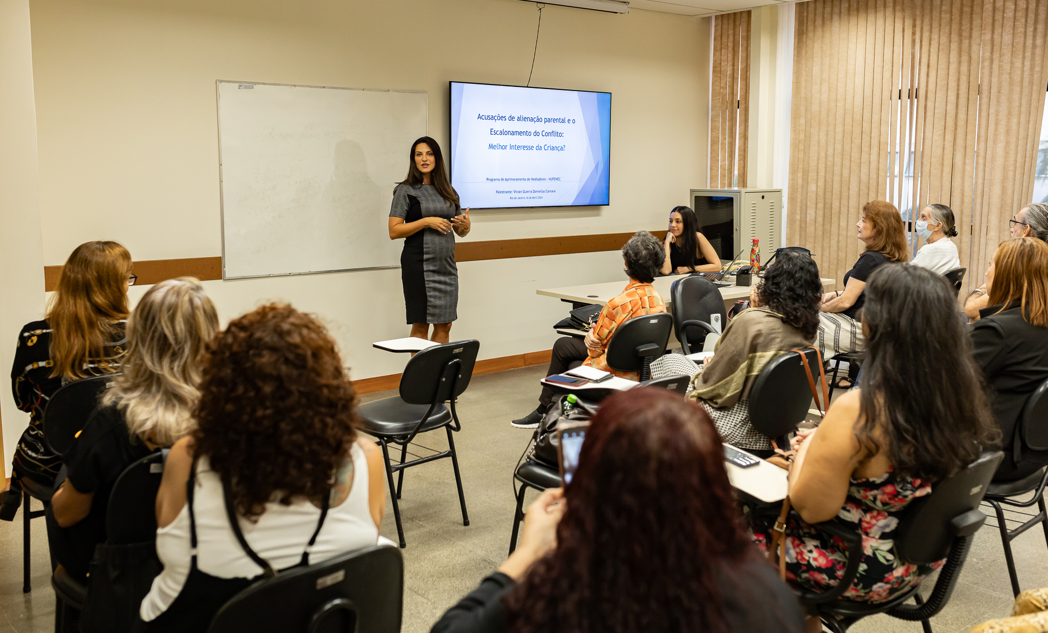 Psicóloga Vivian Guerra aborda alienação parental em palestra na Escola de Mediação 
