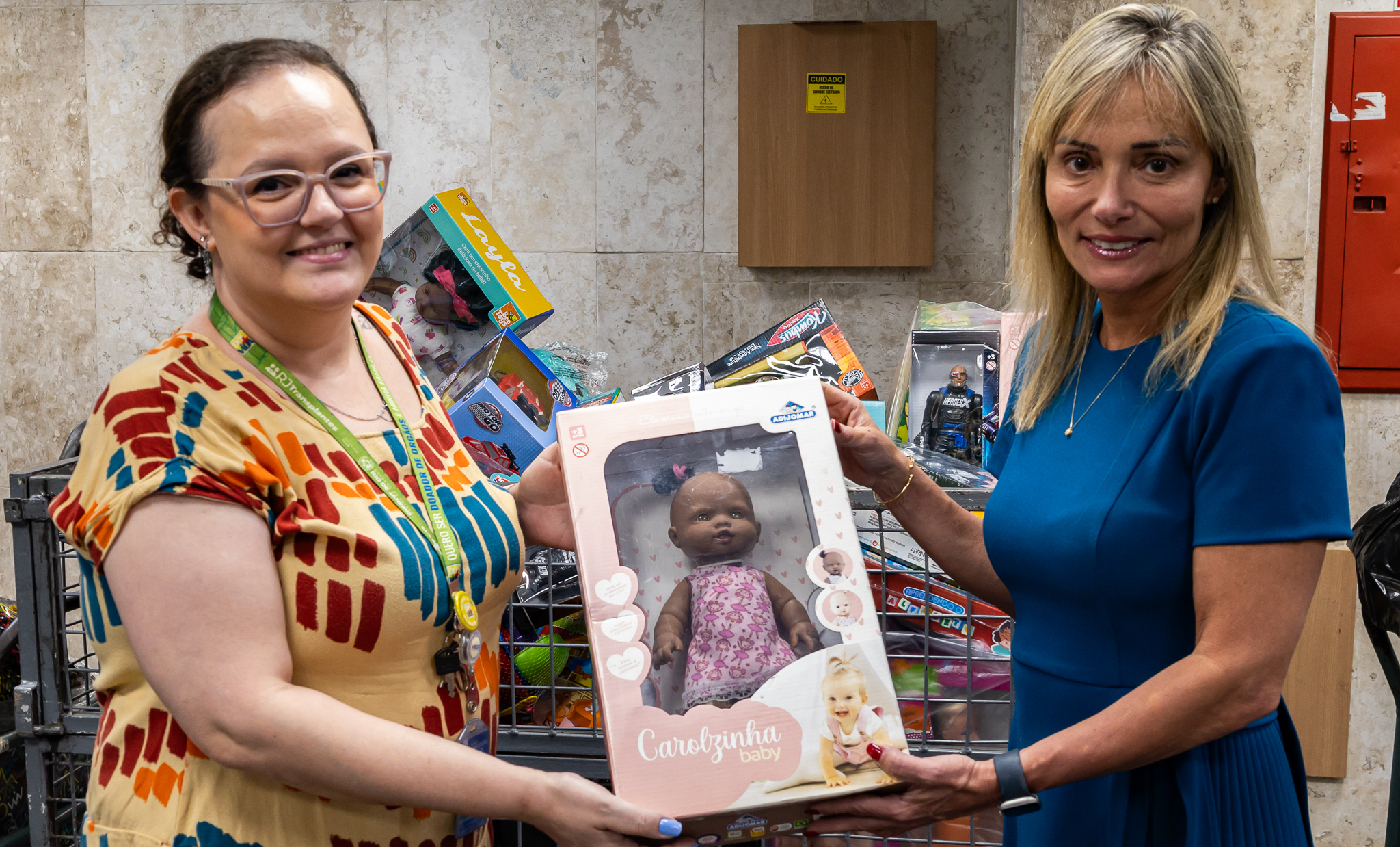 Maria Cristina Pedroso, da SES, recebebeu os brinquedos doados das mãos da juíza auxiliar da Presidência do TJRJ Ana Paula Monte Figueiredo