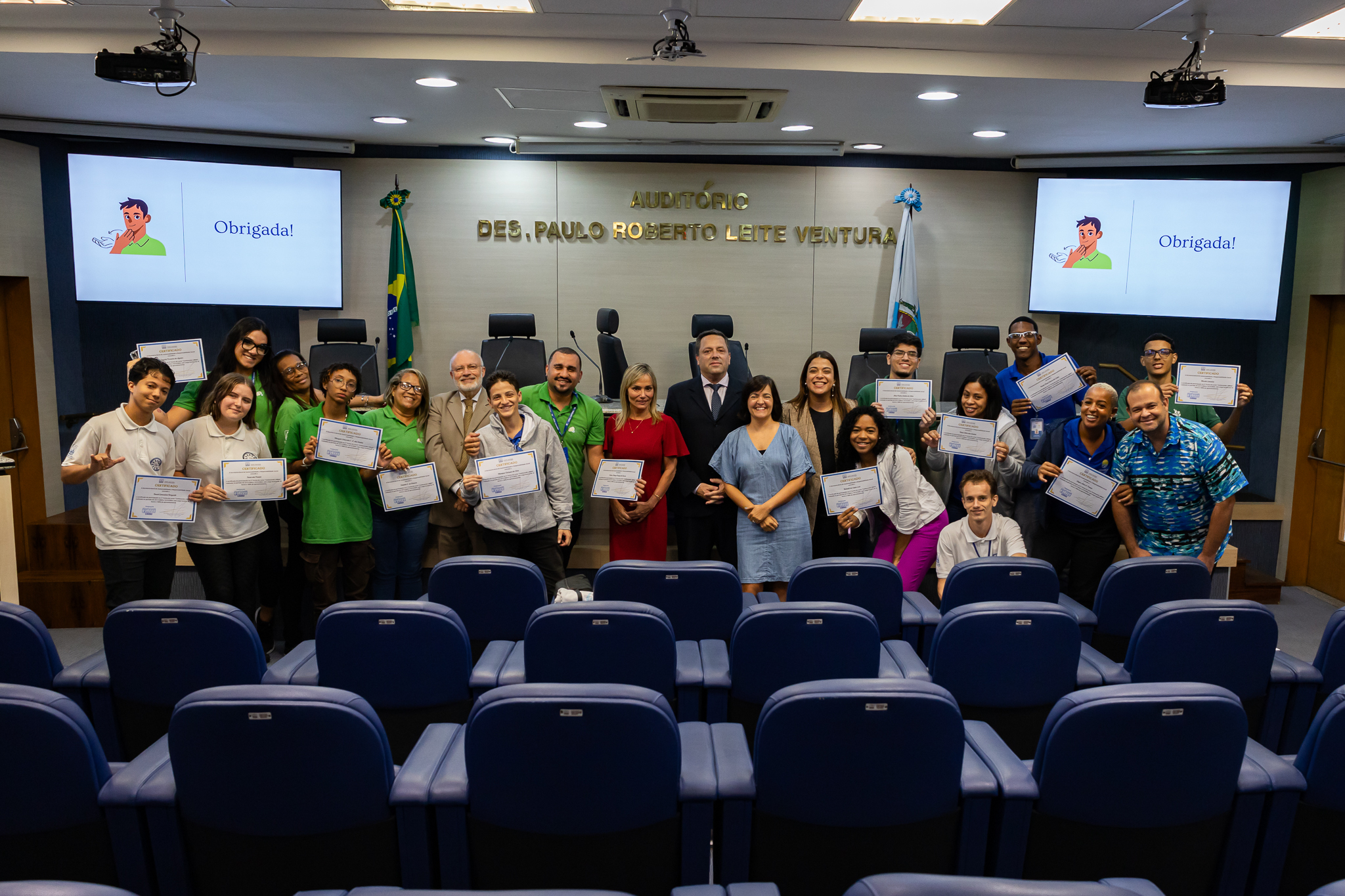 Os formandos posam para fotos com seus diplomas e as autoridades do TJRJ que lhes entregaram os certificados 