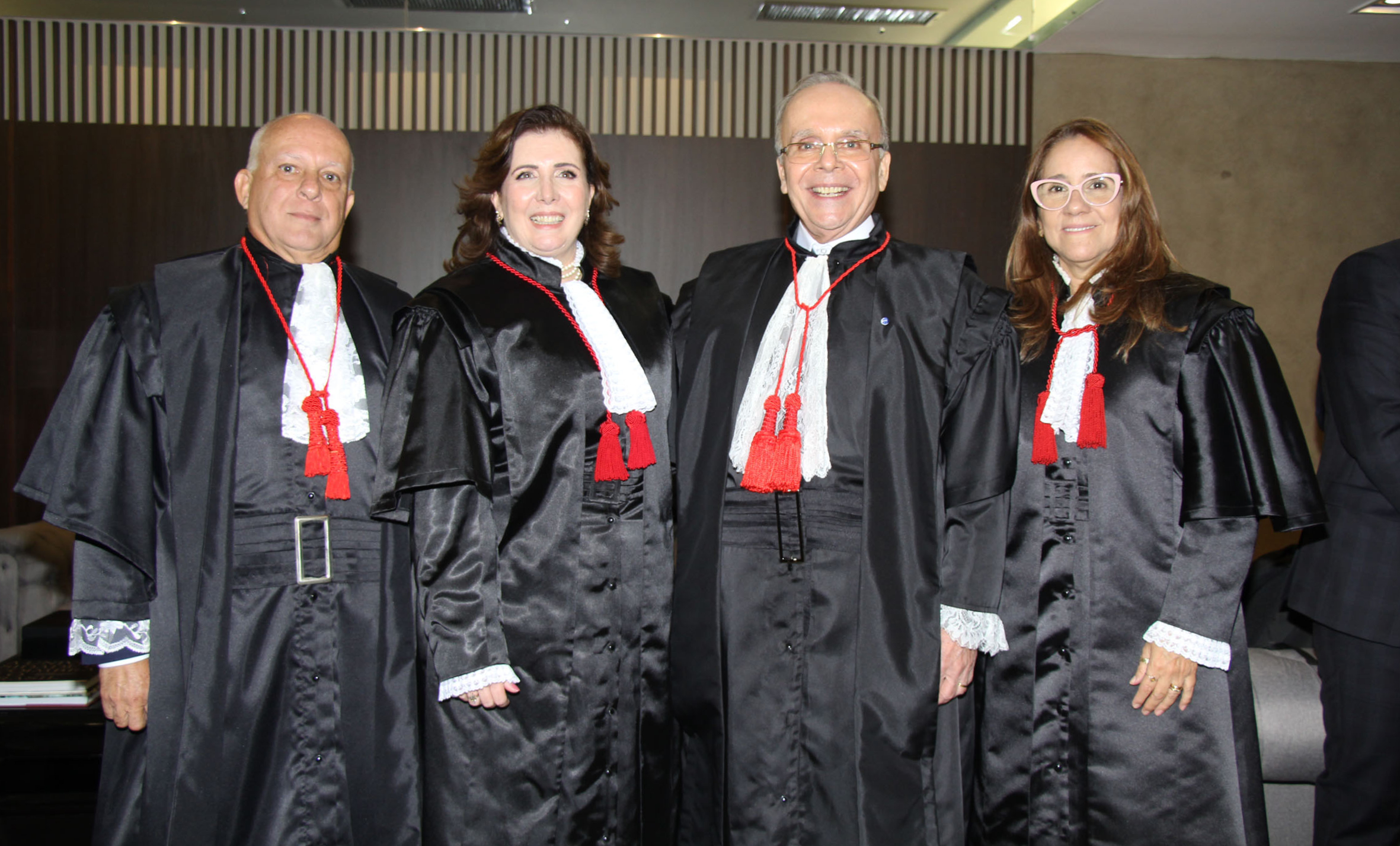 O desembargador Cláudio dell'Orto (E) conduziu Fernanda Xavier  (C) ao plenário com a desembargadora Maria Isabel Paes Gonçalves (D), em solenidade presidida pelo desembargador Ricardo Rodrigues Cardozo (C), presidente do TJRJ