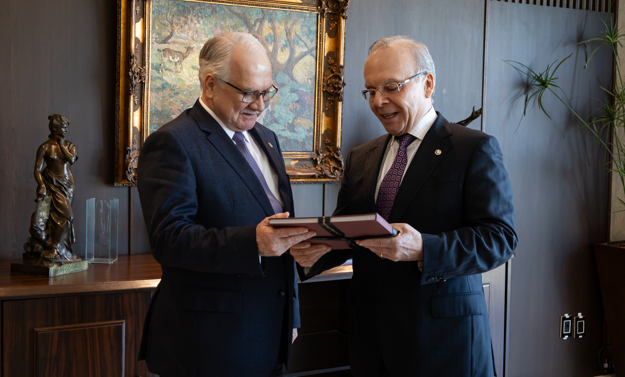 Ministro Edson Fachin ao lado do presidente do TJRJ, desembargador Ricardo Cardozo 