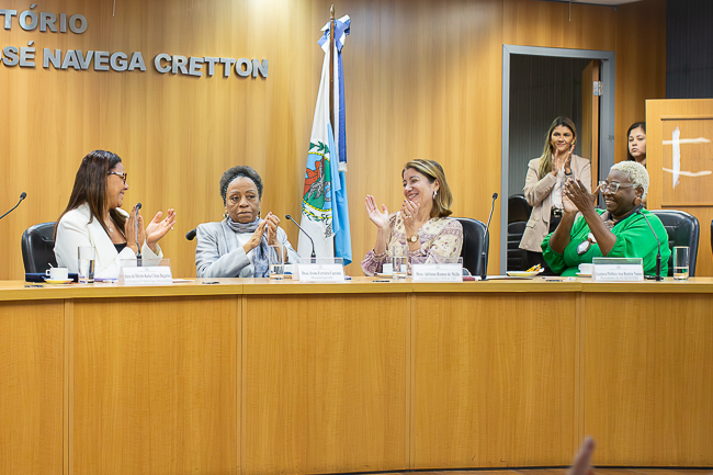 Da esquerda para direita: Juíza Katia Cilene Bugarim, vice-presidente do Grupo de Trabalho Mulheres Negras e Interseccionalidades do TJRJ; desembargadora Ivone Ferreira Caetano; desembargadora Adriana Ramos de Mello e Bia Nunes, Presidente da ACQUILERJ.