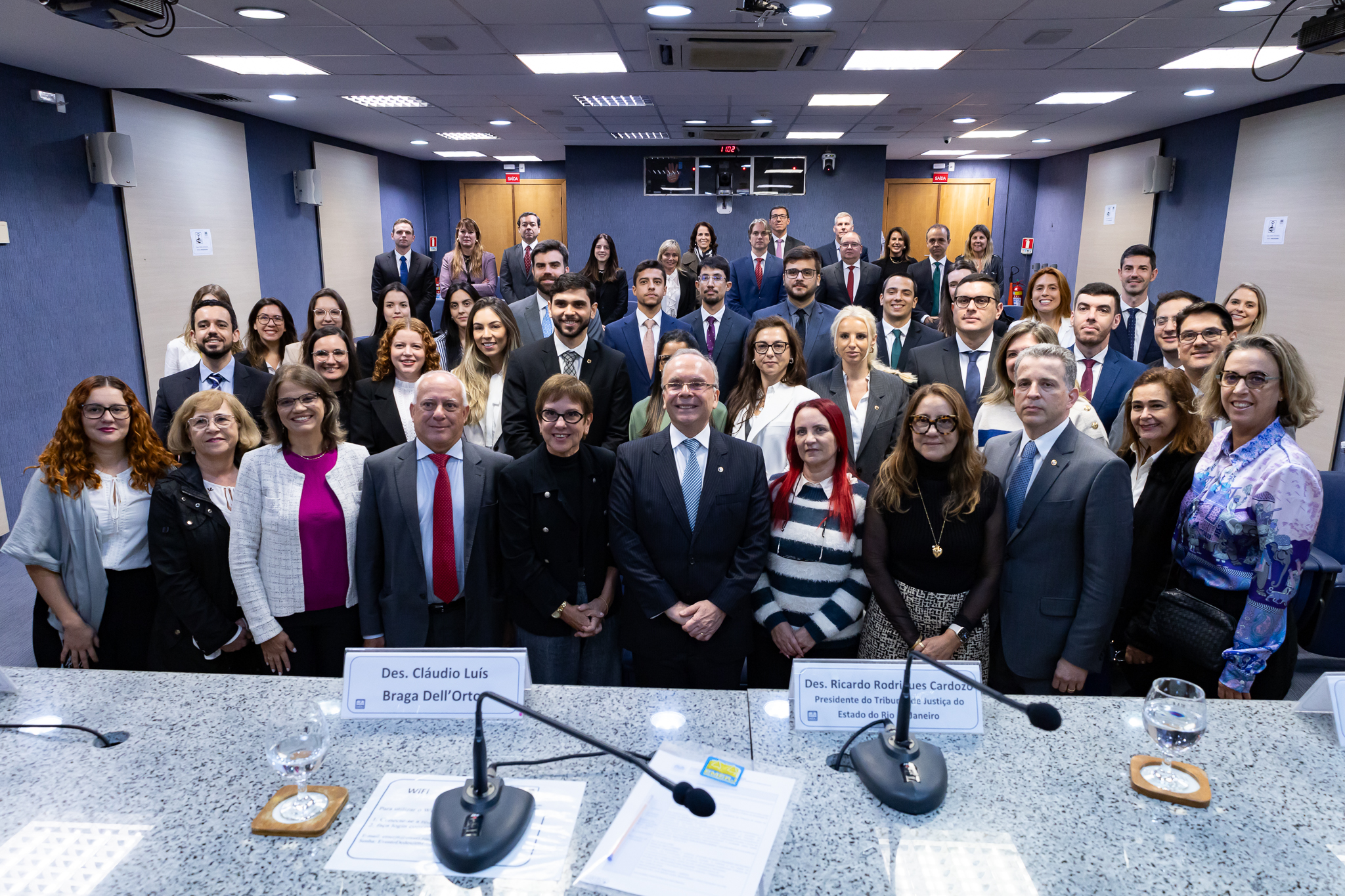                     O presidente do TJRJ, desembargador Ricardo Cardozo (ao centro) e os desembargadores Luiz Marcio Victor Alves Pereira, Maria Isabel Paes Gonçalves, Cláudio Luís Braga Dell'Orto, Natacha Nascimento Gomes Tostes Gonçalves, Maria Celeste Pinto de Castro Jatahy, e os juízes auxiliares da Presidência recebem os novos magistrados