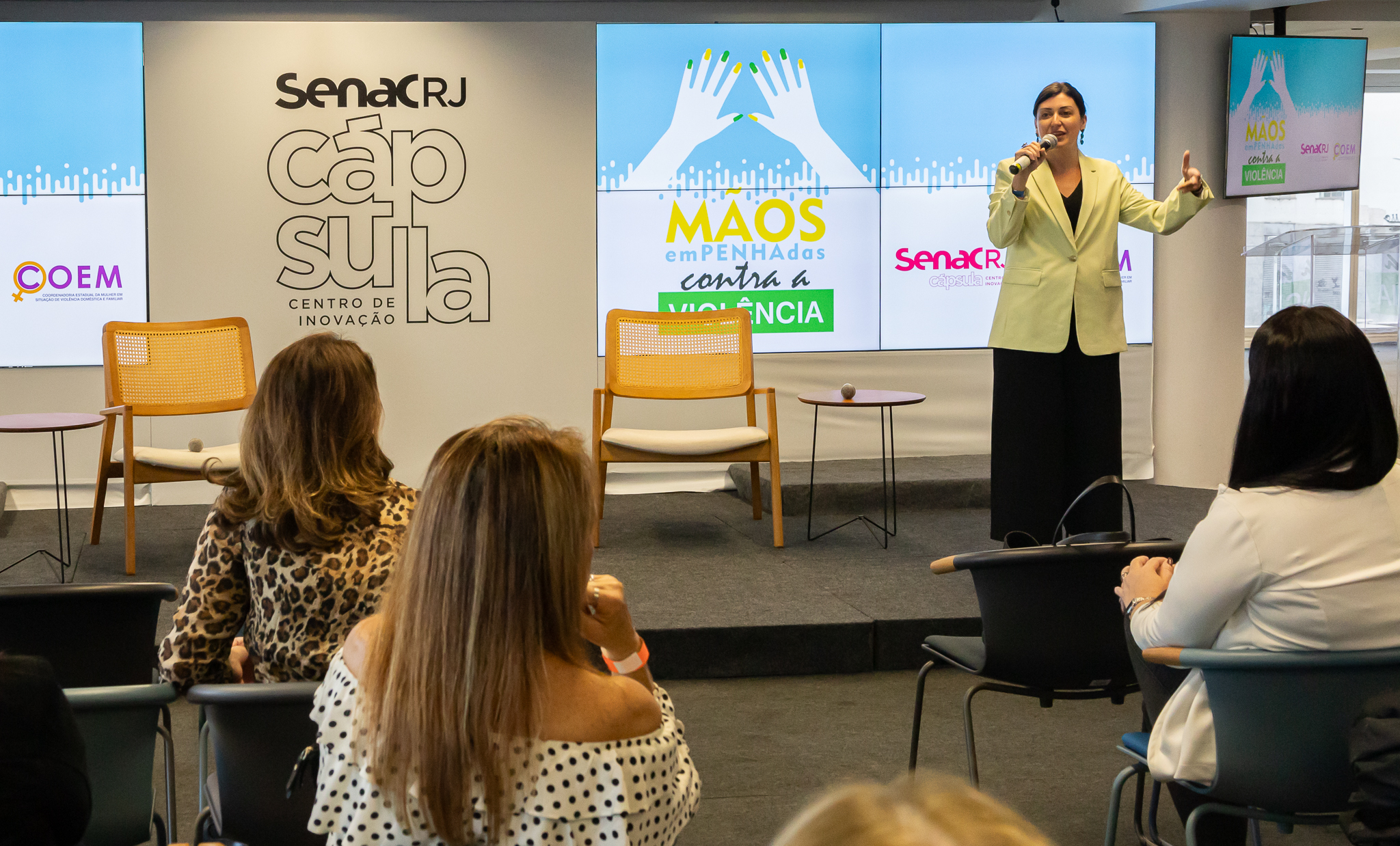 A juíza Camila Guerin, da  Coordenadoria Estadual da Mulher em Situação de Violência Doméstica e Familiar, apresenta palestra no evento "Mãos Empenhadas contra a Violência"