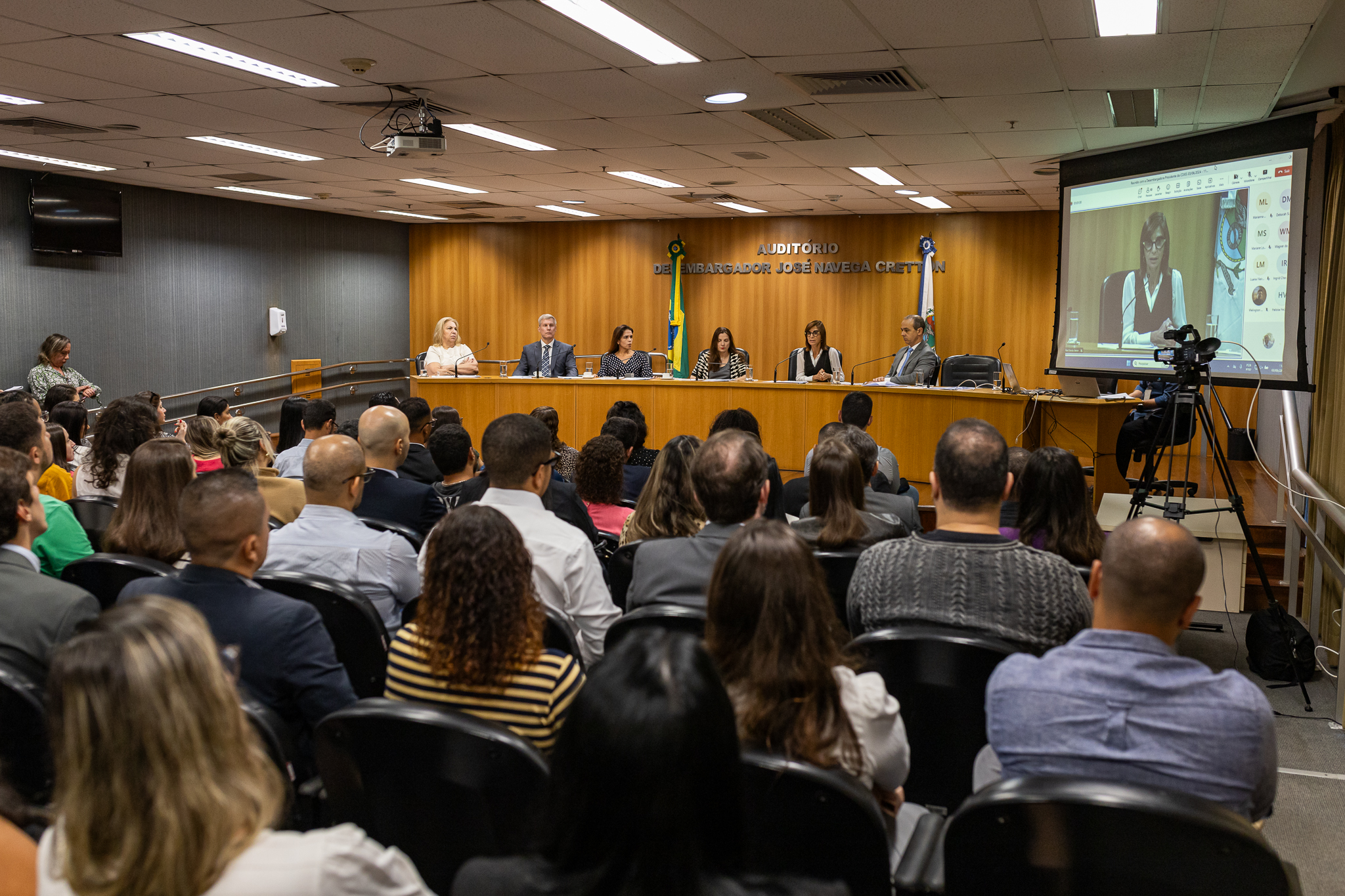 A juíza Erica de Paula Rodrigues da Cunha, coordenadora do cartório único dos Juizados Especiais da Fazenda Pública; o juiz José Guilherme Vasi Werner, membro da Cojes e titular do 2º Juizado Especial Cível da Barra da Tijuca; a juíza Isabela Lobão dos Santos, membro da Cojes e titular do 29º Juizado Especial Cível de Bangu; a presidente da Cojes, desembargadora Maria Helena Pinto Machado; a juíza Valéria Pachá Bichara, coordenadora do Centro Permanente de Conciliação dos Juizados Especiais Cíveis da Capital; e o juiz Paulo Mello Feijó, membro da Cojes e titular do 1º Juizado Especial Cível da Capital