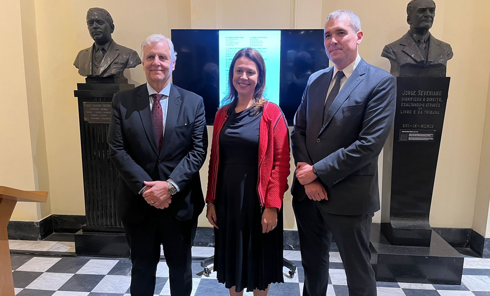 O desembargador Caetano Ernesto da Fonseca Costa, 1º vice-presidente do Tribunal de Justiça; juíza Eunice Bitencourt Haddad, presidente da Amaerj; e desembargador Humberto Dalla Bernardina de Pinho, editor-chefe da Revista de Direito do Poder Judiciário do Estado do Rio de Janeiro no lançamento do segundo volume da publicação