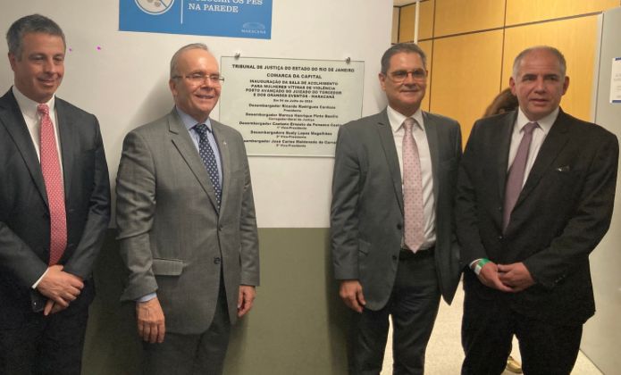 O desembargador Mauro Martins (E); o presidente do TJRJ, desembargador Ricardo Rodrigues Cardozo; o coordenador da Comissão Judiciária de Articulação dos Juizados Especiais Cíveis e Criminais em Eventos Esportivos, desembargador Agostinho Teixeira de Almeida Filho; e o corregedor-geral da Justiça, desembargador Marcus Henrique Pinto Basílio (D); participaram da cerimônia de inauguração do espaço destinado às mulheres vítimas de violência