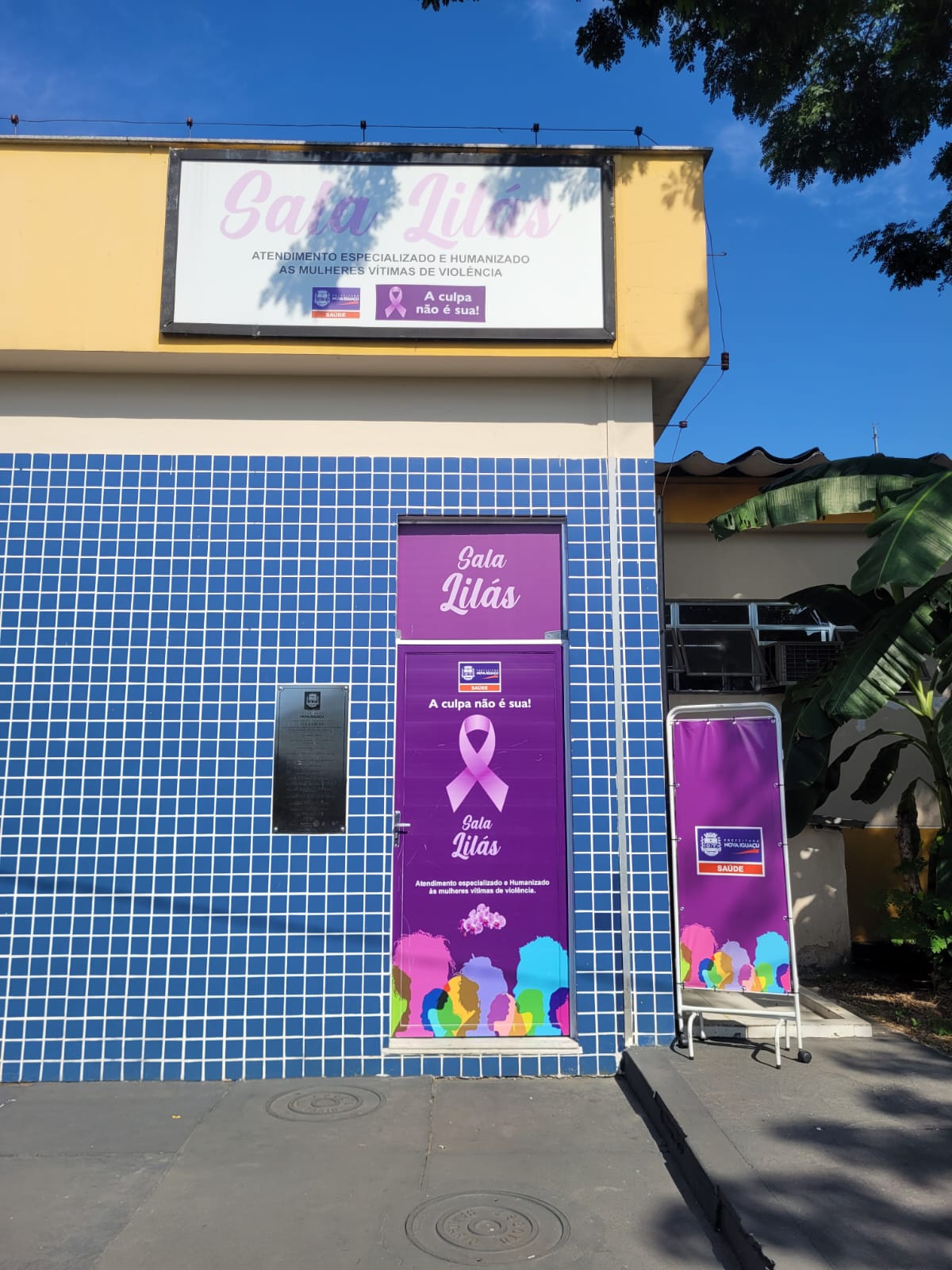 Foto da fachada do prédio com letreiro "Sala Lilás - Atendimento Especializado e Humanizado às Mulheres Vítimas de Violência"