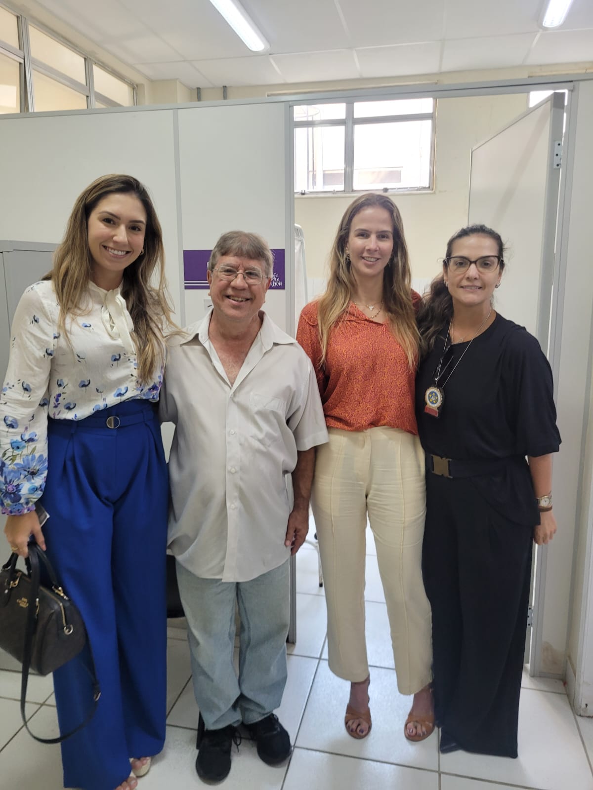 Na foto, três mulheres (a juíza, a promotora e a superintendente da Polícia Civil) e um senhor (o perito) posam dentro da Sala Lilás