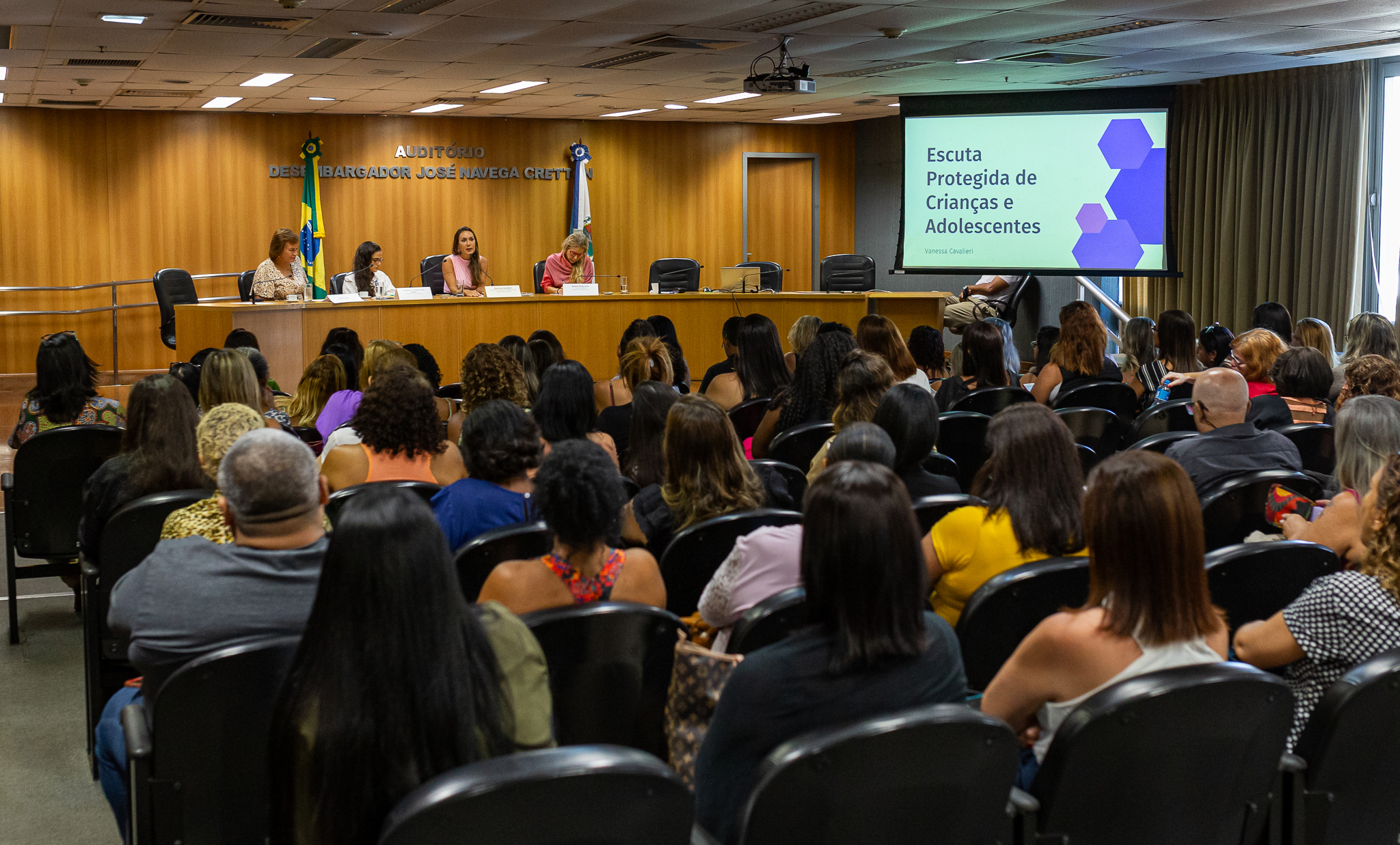 A juíza Vanessa Cavalieri apresenta palestra sobre escuta protegida no auditório da CGJ