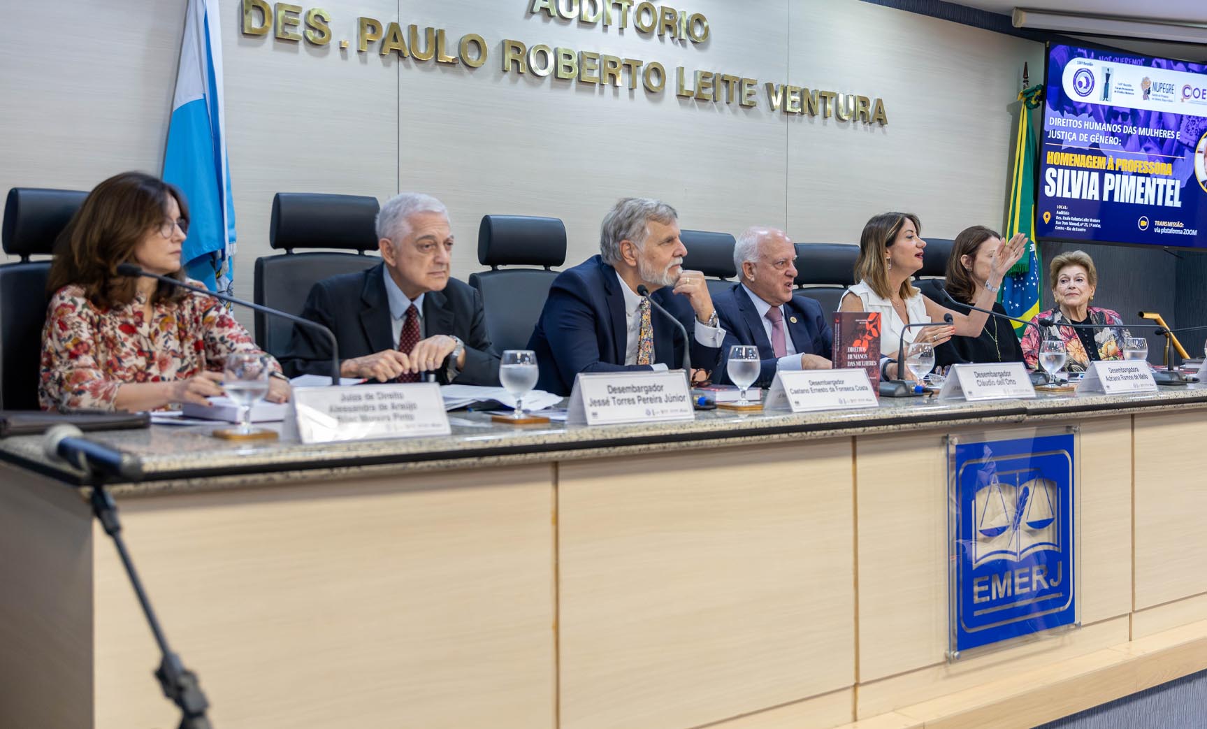 A imagem mostra as pessoas que participaram da mesa de abertura no Auditório Desembargador Paulo Leite Ventura