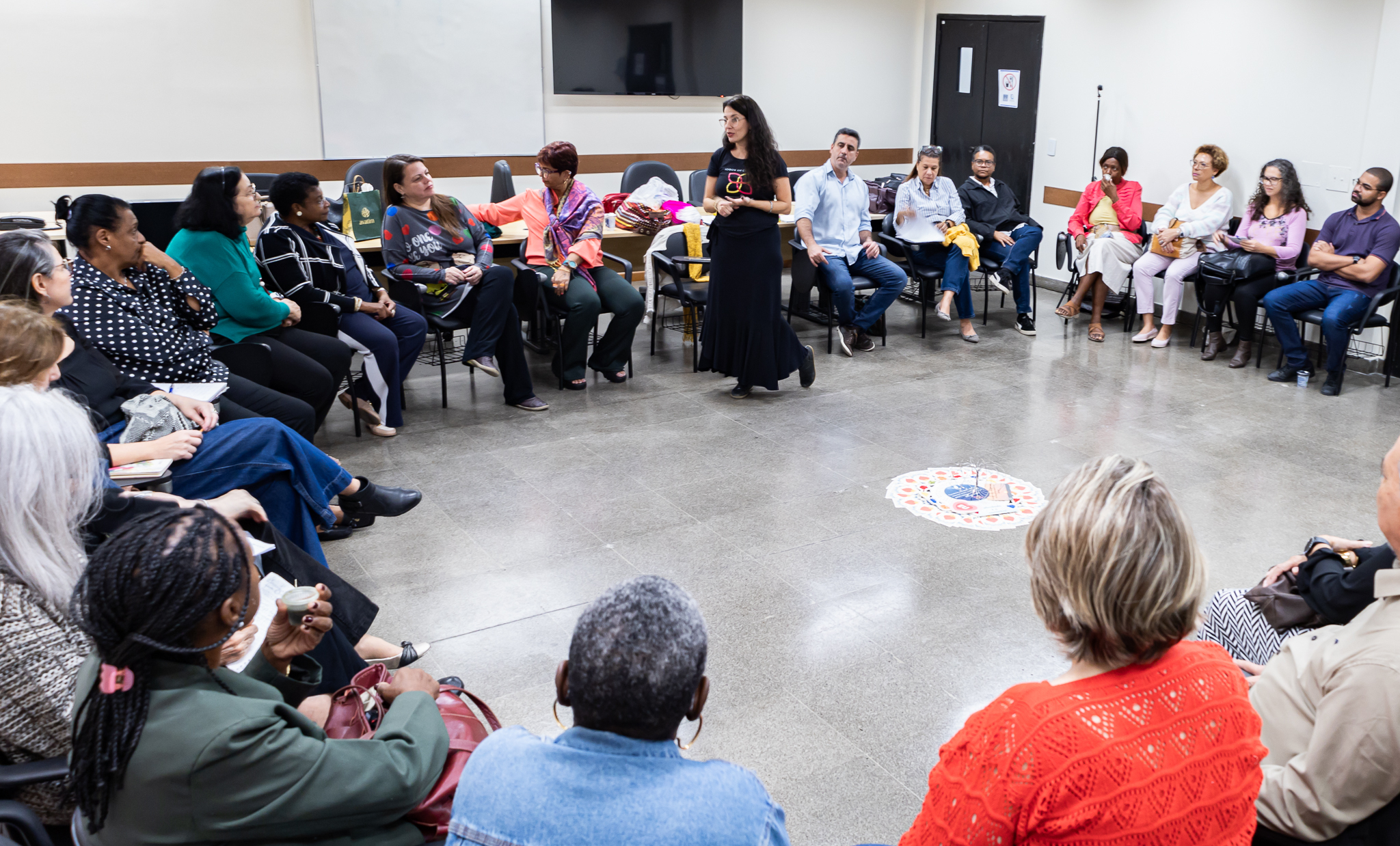 A idealizadora da iniciativa “Jogos de Conexão” Hellen Faria apresenta práticas a serem usadas pelos mediadores