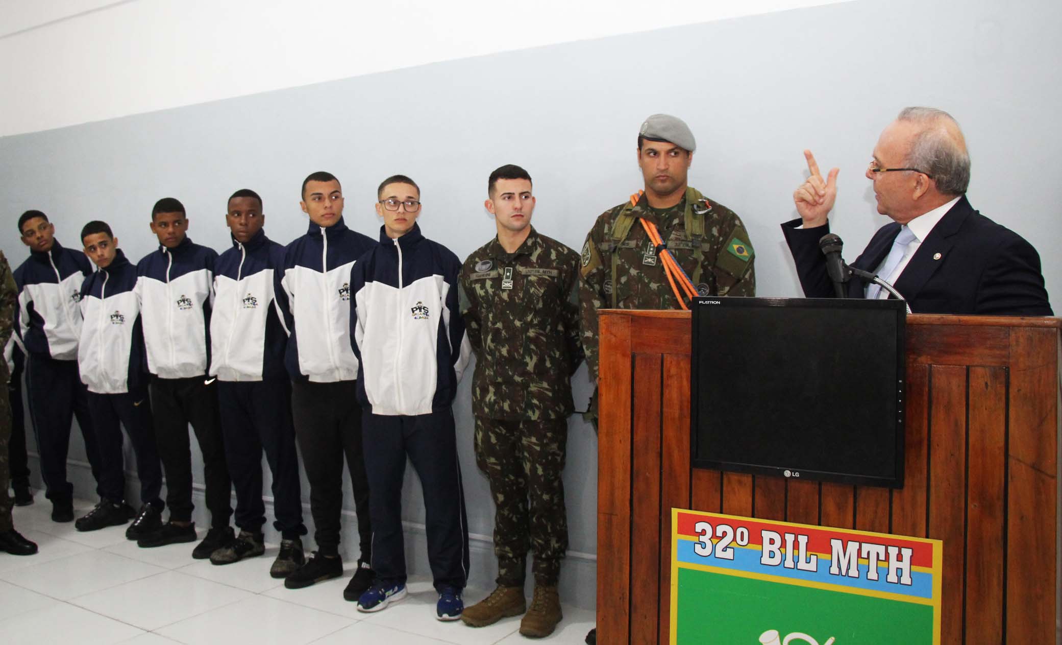 O desembargador Ricardo Cardozo discursa para os alunos do Projeto Petrópolis Criança Cidadã