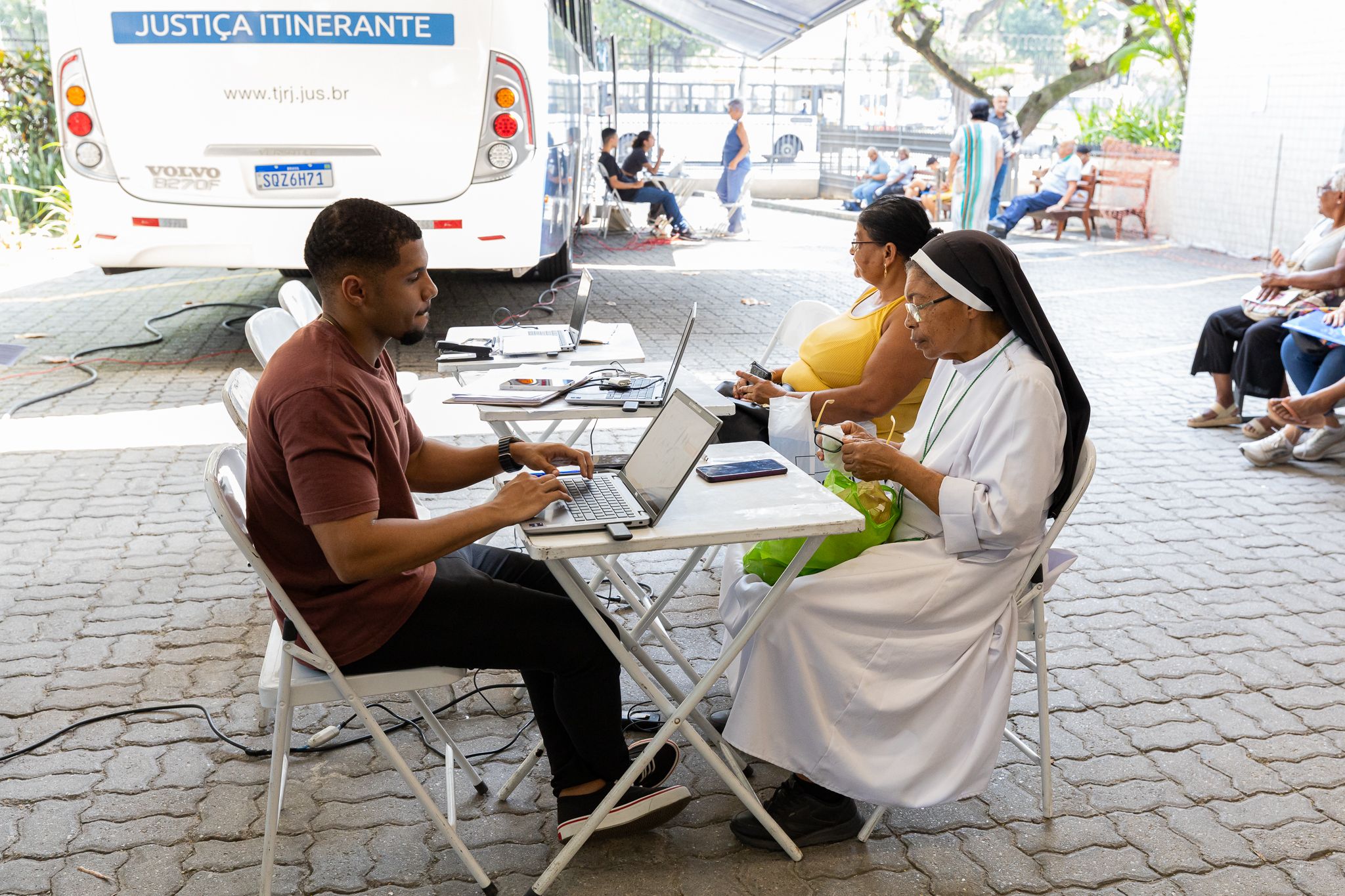 Natural da Bahia, a  freira Carmélia Conceição Pessoa foi ao Posto do Sub-registro, na Praça Onze,  em busca de uma nova Certidão de Nasciment