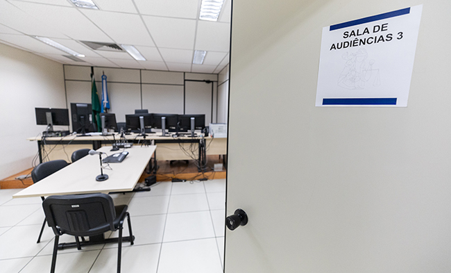 Foto da entrada de uma das salas de audiência da Central de Audiência de Custódia de Benfica