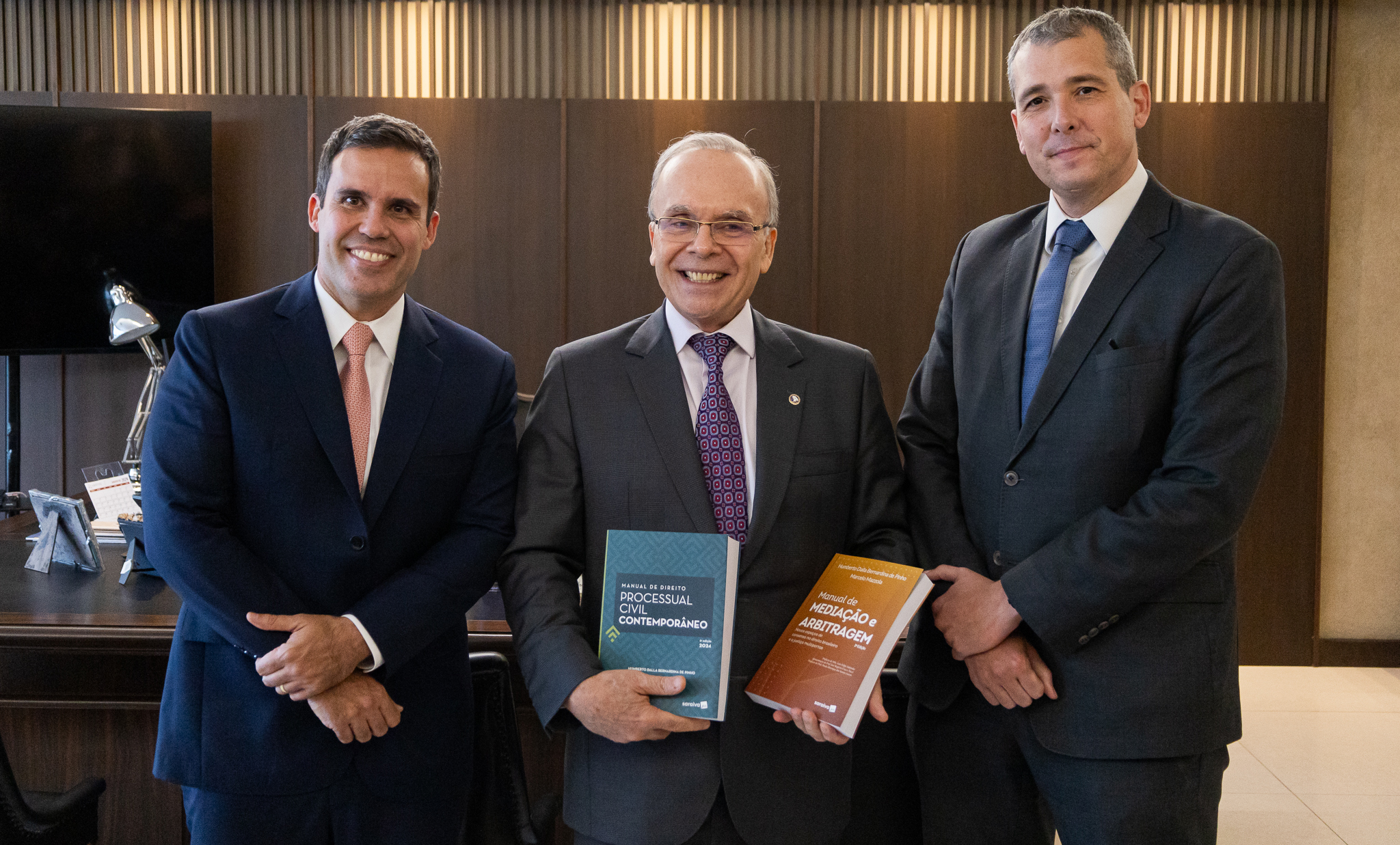 O presidente do TJRJ, desembargador Ricardo Rodrigues Cardozo, entre o advogado Marcelo Mazzola e o desembargador Humberto Dalla, autores dos livros 