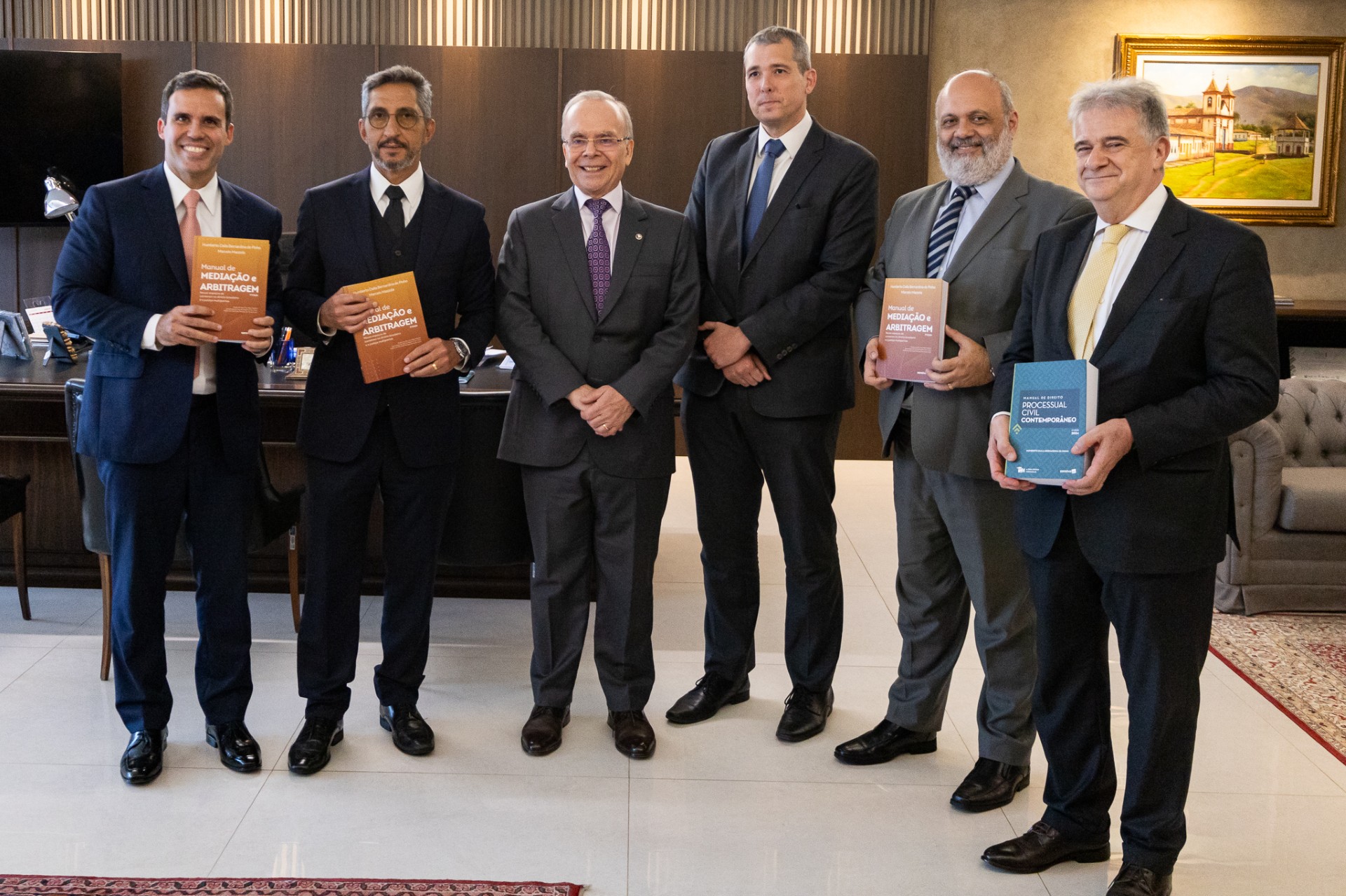 Da esquerda para direita: o advogado Marcelo Mazzola com os desembargadores Cesar Cury, Ricardo Cardozo (presidente do TJRJ), Humberto Dalla, Alexandre Freitas Câmara e Mauro Dickstein