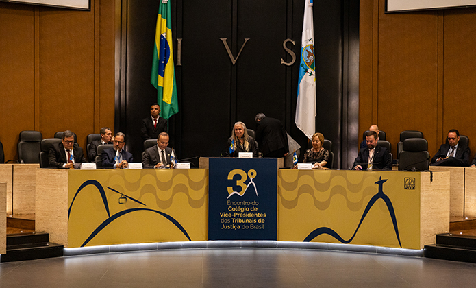                                                                            Desembargador Ricardo Alberto Pereira, 1º vice-presidente da Amaerj; desembargador José Carlos Maldonado de Carvalho, 3º vice-presidente do TJRJ; desembargador Ricardo Rodrigues Cardozo, presidente do TJRJ; desembargadora Maria Erotildes Kneip, presidente do Colégio Permanente de Vice-Presidentes dos Tribunais de Justiça do Brasil e vice-presidente do TJMT; desembargadora Clarice Claudino da Silva, presidente do TJMT e o desembargador Luciano Carrasco Falavinha, do TRE-PR