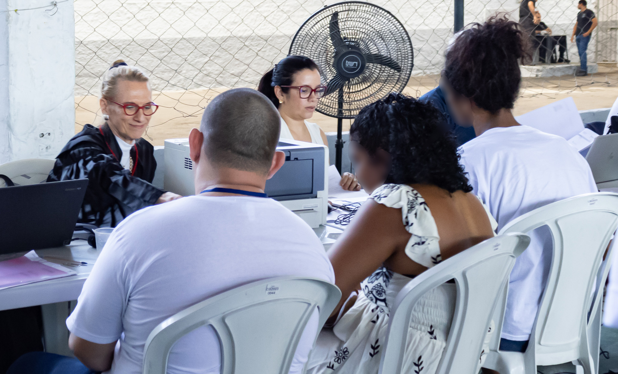 A desembargadora Cristina Tereza Gaulia formaliza a união de um detento com a companheira no Presídio Evaristo de Moraes