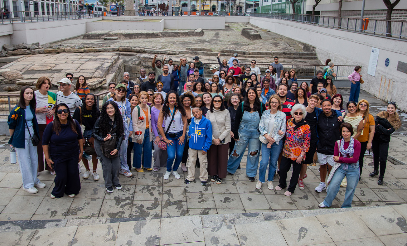 Cerca de cem pessoas posam para a foto durante a caminhada no Centro do Rio 